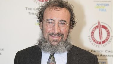 El actor Antony Sher posa tras ganar el premio a la mejor interpretación shakespeariana del Círculo de Críticos de Teatro en Londres, el 27 de enero de 2015. Sher, uno de los actores shakespearianos más aclamados de su generación, falleció, dijo el viernes 3 de diciembre de 2021 la Royal Shakespeare Company. Tenía 72 años.