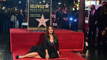 Salma Hayek posa junto a su estrella en el Paseo de la Fama en Hollywood.