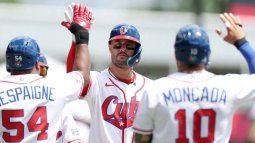 Ariel Martínez #40, del equipo cubano, celebra con sus compañeros Alfredo Despaigne #54 y Yoán Moncada #10 tras conectar un jonrón de tres carreras contra Colombia en la primera entrada del Clásico Mundial de Béisbol 2026 en el Estadio Hiram Bithorn el 8 de marzo de 2026 en San Juan, Puerto Rico.&nbsp;