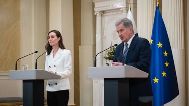 La primera ministra de Finlandia, Sanna Marin (izquierda), y el presidente de Finlandia, Sauli Niinisto, dan una conferencia de prensa para anunciar que Finlandia solicitará el ingreso en la OTAN en el Palacio Presidencial de Helsinki, Finlandia, el 15 de mayo de 2022.