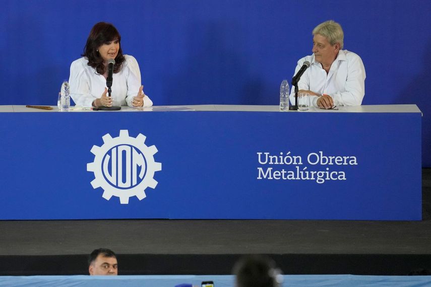 La vicepresidenta de Argentina, Cristina Fernández, a la izquierda, habla sentada junto a Abel Furlan, secretario del Sindicato de Trabajadores Metalúrgicos, en una reunión organizada por la Unión de Trabajadores Metalúrgicos, en Pilar, Argentina, el viernes 4 de noviembre de 2022