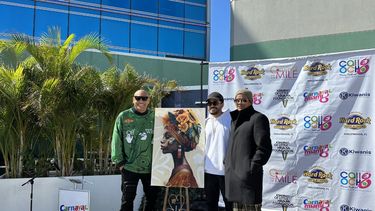 Los Reyes de Carnaval de Miami, Alexander Delgado y Randy Malcom, integrantes del dúo Gente de Zona, posan junto a el autor del cartel del carnaval, Daddy Doya.