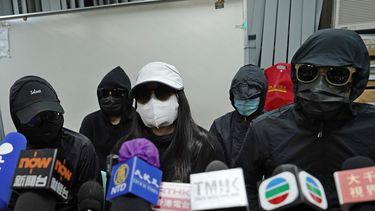 Familiares de 12 activistas de Hong Kong detenidos en alta mar por las autoridades chinas participan en una conferencia de prensa en Hong Kong el lunes, 28 de diciembre del 2020. Los juicios contra 10 personas acusadas de intentar escapar de Hong Kong en lancha durante una batida del gobierno contra los disidentes comenzaron en China el lunes, dijo un funcionario judicial.&nbsp;