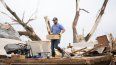 Un hombre busca entre los restos de una casa dañada por un tornado el martes 21 de mayo de 2024 en Greenfield, Iowa.&nbsp;