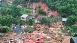 Las autoridades han registrado al menos ocho puntos de la ciudad, donde se han producido movimientos de tierra que han destruido medio centenar de casas.