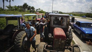 Trabajadores agrícolas esperan con sus tractores en fila para poder cargar combustible en la carretera a Pinar del Río, Guanajay, Cuba.