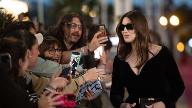 La actriz italiana Monica Bellucci saluda a los fans en la alfombra roja de la edición 2024 del Festival de Cine de San Sebastián.&nbsp;