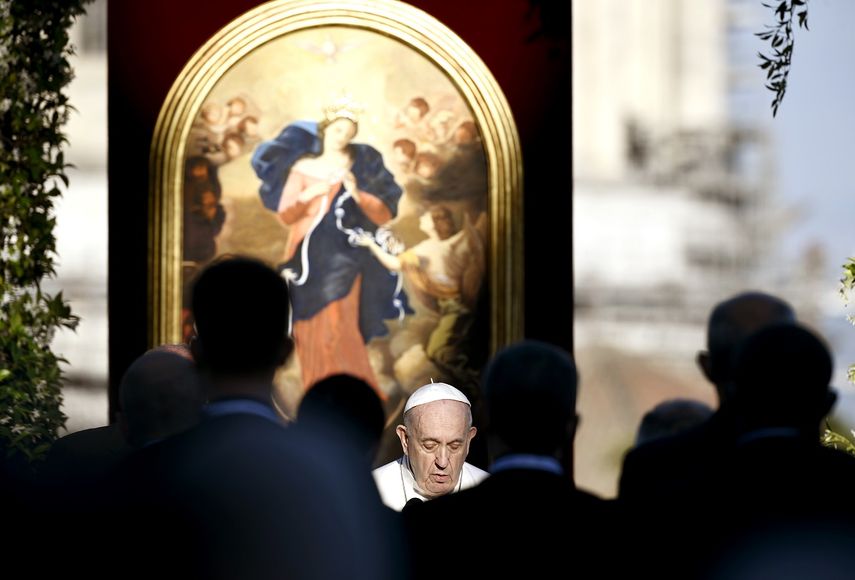 El papa Francisco lidera una oración para marcar el final de un mes de oraciones para pedir el final de la pandemia, en los jardines del Vaticano, el lunes 31 de mayo de 2021.&nbsp;