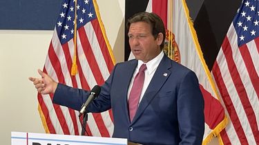 Gobernador de Florida anuncia aumento salarial de los maestros