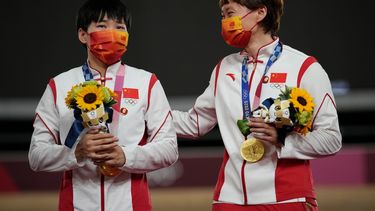 Las chinas Shanju Bao (izquierda) y Tianshi Zhong celebran su oro olímpico en velocidad por equipos en los Juegos de Tokio