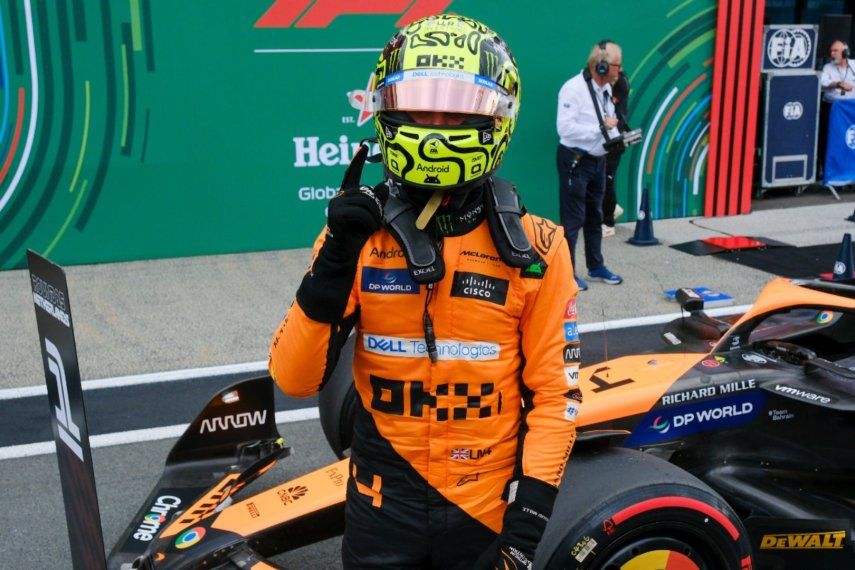 Lando Norris (McLaren) celebra tras conseguir la pole del Gran Premio de Holanda, el sábado 24 de agosto de 2024, en Zandvoort.&nbsp;