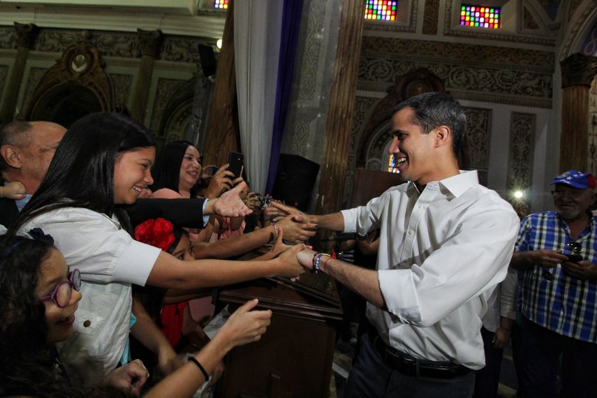 Juan Guaidó saluda a ciudadanos durante su visita a la basílica de la virgen de la Chiquinquirá este sábado, en Maracaibo (Venezuela).&nbsp;