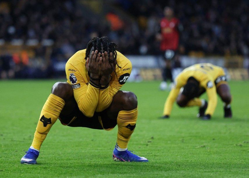 El delantero nigeriano número 14 de Wolverhampton Wanderers, Tolu Arokodare (L), reacciona a una oportunidad perdida durante el partido de fútbol de la Premier League inglesa entre Wolverhampton Wanderers y Bournemouth en el estadio Molineux en Wolverhampton, en el centro de Inglaterra, el 31 de enero de 2026.&nbsp;