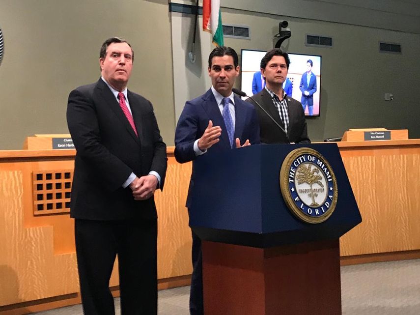 Francis Su&aacute;rez, alcalde de la ciudad de Miami, habla a la prensa, acompa&ntilde;ado de Joe Carollo y Ken Russell.