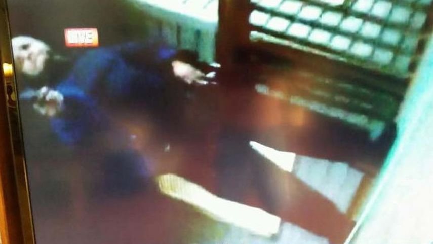 Imagen captada de la transmisión en vivo que muestra al presunto sospechoso del asesinato de los dos reporteros. (CORTESÍA)
