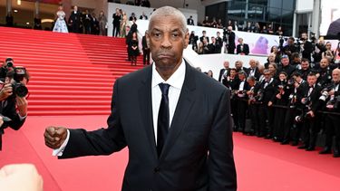 El actor estadounidense Denzel Washington saluda a un fotógrafo a su llegada a la proyección de la película Highest 2 Lowest en la 78.ª edición del Festival de Cine de Cannes, en el sur de Francia, el 19 de mayo de 2025.