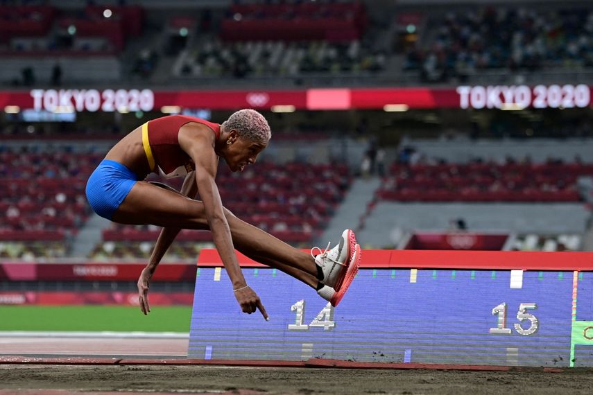 La venezolana Yulimar Rojas compite en la clasificación de triple salto femenino durante los Juegos Olímpicos de Tokio 2020