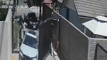 Alexander Maita, coordinador del Comando con Venezuela en Chile, fue interceptado por hombres armados cuando llegaba a su casa en Santiago este martes 18 de noviembre