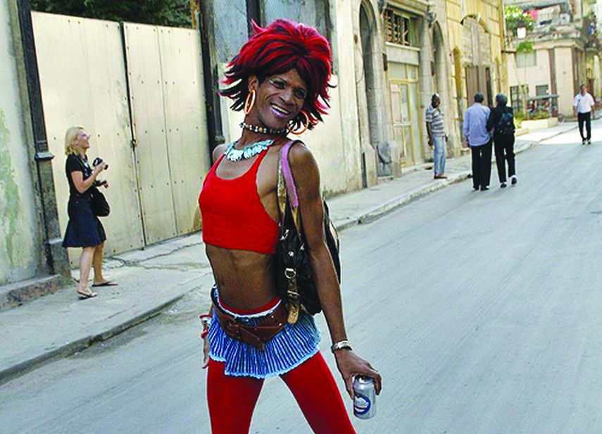 Un travesti se pasea por una calle de La Habana. (EFE)