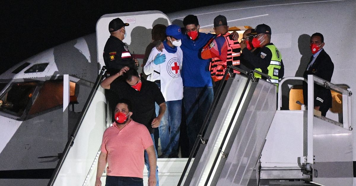 Bukele ironiza sobre montaje del régimen al recibir a los liberados venezolanos