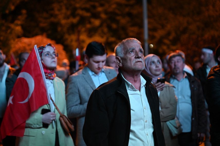 Los partidarios del presidente turco miran los resultados de las elecciones presidenciales anticipadas que se muestran en una pantalla frente a la sede del Partido Justicia y Desarrollo (AKP) después del cierre de las urnas en las elecciones presidenciales y parlamentarias de Turquía, en Estambul, el 14 de mayo de 2023. &nbsp; &nbsp;