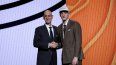 Kasparas Jakuionis (der.) estrecha la mano del comisionado de la NBA, Adam Silver (izq.), tras ser seleccionado en la vigésima posición global por los Miami Heat durante la primera ronda del Draft de la NBA de 2025 en el Barclays Center el 25 de junio de 2025 en el barrio de Brooklyn de la ciudad de Nueva York. NOTA PARA EL USUARIO: El usuario reconoce y acepta expresamente que, al descargar o usar esta fotografía, acepta los términos y condiciones del Acuerdo de Licencia de Getty Images. Sarah Stier/Getty Images/AFP (Foto de Sarah Stier / GETTY IMAGES NORTH AMERICA / Getty Images vía AFP) Kasparas Jakuionis (der.) estrecha la mano del comisionado de la NBA, Adam Silver (izq.), tras ser seleccionado en la vigésima posición global por los Miami Heat durante la primera ronda del Draft de la NBA de 2025 en el Barclays Center el 25 de junio de 2025 en el barrio de Brooklyn de la ciudad de Nueva York. NOTA PARA EL USUARIO: El usuario reconoce y acepta expresamente que, al descargar o usar esta fotografía, acepta los términos y condiciones del Acuerdo de Licencia de Getty Images. Sarah Stier/Getty Images/AFP (Foto de Sarah Stier / GETTY IMAGES NORTH AMERICA / Getty Images vía AFP)