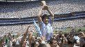 En esta foto del 29 de junio de 1986, Diego Maradona alza la Copa Mundial tras la victoria de Argentina 3-2 ante Alemania en la final, en el estadio Azteca de la Ciudad de México. Maradona ha fallecido de un paro cardiaco, el miércoles 25 de noviembre de 2020, en Buenos Aires. En esta foto del 29 de junio de 1986, Diego Maradona alza la Copa Mundial tras la victoria de Argentina 3-2 ante Alemania en la final, en el estadio Azteca de la Ciudad de México. Maradona ha fallecido de un paro cardiaco, el miércoles 25 de noviembre de 2020, en Buenos Aires.