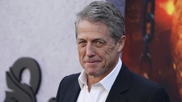 El actor británico Hugh Grant llega al estreno en Los Ángeles de la película Dungeons and Dragons: Honor Among Thieves.