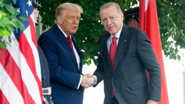 El presidente de EE. UU., Donald Trump, recibe al presidente de Turquía, Recep Tayyip Erdogan, cuando Erdogan llega a la Casa Blanca en Washington, DC, el 25 de septiembre de 2025.