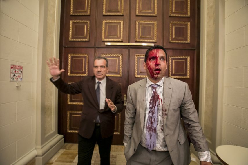 Los diputados opositores Luis Stefanelli José Regnault &nbsp;fueron unos de los agredidos por grupos chavistas en la Asamblea Nacional&nbsp;
