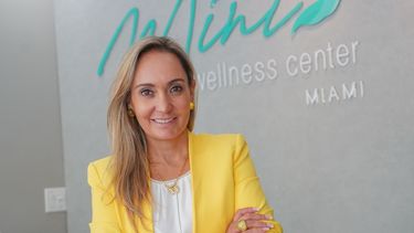 La esteticista ecuatoriana Paula Christiansen, premiada por el Foro Económico de Mujeres.