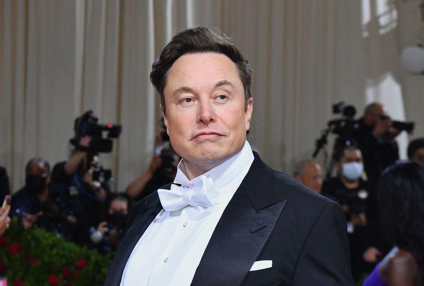 En esta foto de archivo tomada el 2 de mayo de 2022, Elon Musk llega a la Met Gala en el Museo Metropolitano de Arte de Nueva York.