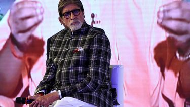 En esta foto de archivo tomada el 27 de agosto de 2019, el actor de Bollywood Amitabh Bachchan participa en un evento de lanzamiento para el esfuerzo de conservación del agua Mission Paani en Mumbai.