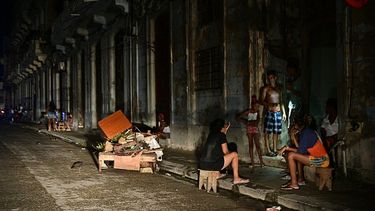 Los cubanos conversan de noche en una calle durante un mega apagón nacional&nbsp; La Habana el 18 de octubre de 2024.