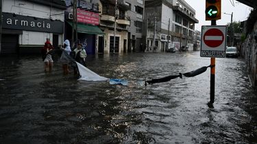La gente camina por una calle inundada en Avellaneda, provincia de Buenos Aires, Argentina, el 12 de marzo de 2024