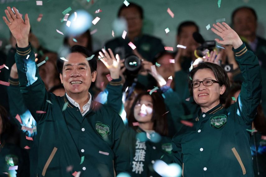 El presidente electo de Taiwán, Lai Ching-te (izq.), y su compañera de fórmula, Hsiao Bi-khim, tras conocer los resultados de las elecciones presidenciales.