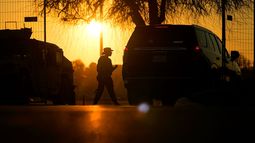 Un guarda revisa un vehículo en la entrada al parque Shelby, que fue tomado por efectivos de la Guardia Nacional de Texas y donde los agentes de la Patrulla Fronteriza tienen prohibido el paso, el 1 de febrero de 2024, en Eagle Pass, Texas. 