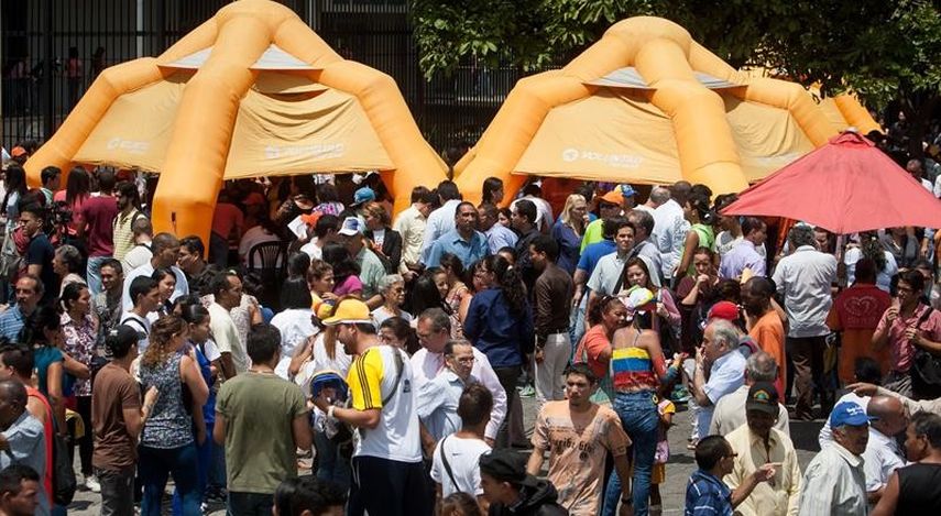 La oposición venezolana recogió las firmas para solicitar el referendo revocatorio en tiempo récord (ARCHIVO/EFE)