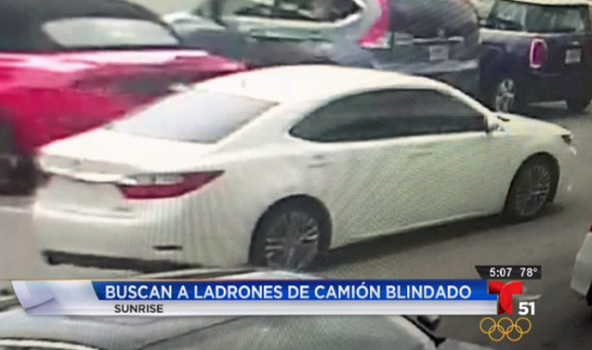 Los antisociales se escaparon en un vehículo Lexus blanca sin identificación (CAPTURA DE PANTALLA/TELEMUNDO51)