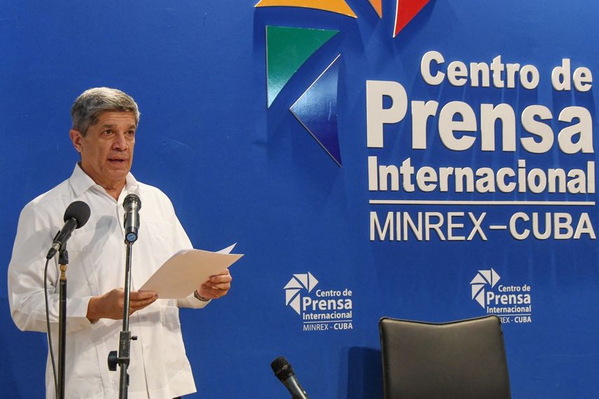 El viceministro de Relaciones Exteriores de Cuba, Carlos Fernández de Cossío, ofrece una declaración sobre el incidente que involucró a una embarcación estadounidense durante una conferencia de prensa en el centro de prensa internacional del Ministerio de Relaciones Exteriores de Cuba en La Habana el 26 de febrero de 2026.