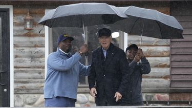 El presidente Joe Biden con Hurley HJ Coleman IV y su padre, Hurley Coleman III (izq), al llegar al Pleasant View Golf Club en Saginaw, Michigan.