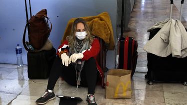 Una viajera lleva una mascarilla y guantes como precauci&oacute;n contra el nuevo coronavirus en el aeropuerto internacional Benito Ju&aacute;rez en Ciudad de M&eacute;xico el mi&eacute;rcoles 25 de marzo de 2020.
