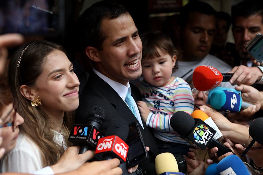 El jefe del Parlamento, Juan Guaidó (i), acompañado de su esposa, Fabiana Rosales (i), y su hija Miranda.
