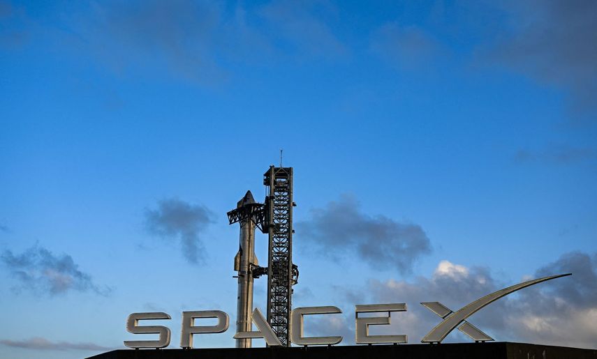 El cohete de SpaceX en la plataforma de prueba antes de la explosión.