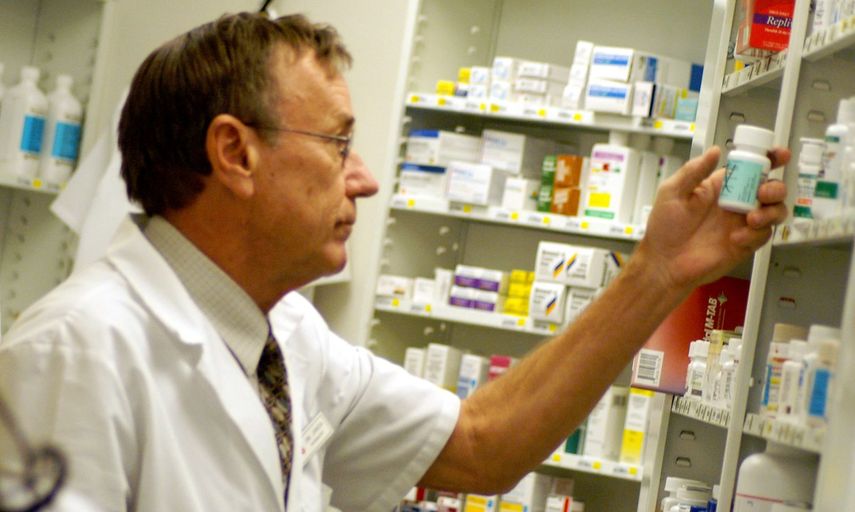 Imagen de archivo de un farmacéutico que busca medicamentos que requieren receta médica en una farmacia de Texas.