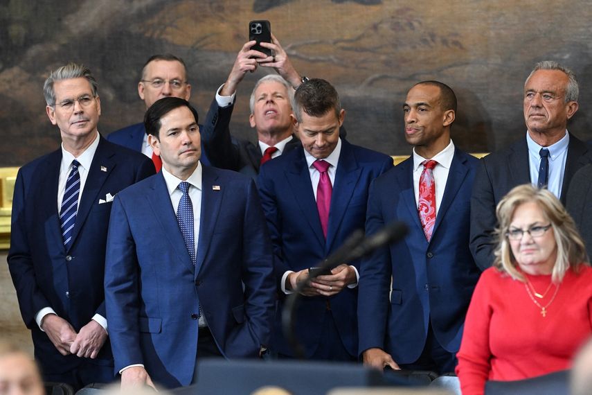 (De izq. a der.) El candidato a secretario del Tesoro de Estados Unidos, Scott Bessent; el candidato a secretario de Asuntos de Veteranos, Doug Collins; el secretario de Estado, Marco Rubio; el candidato a secretario de Energía, Chris Wright; el candidato a secretario de Transporte, Sean Duffy; el candidato a secretario de Vivienda y Desarrollo Urbano, Scott Turner; y el candidato a secretario de Salud y Servicios Humanos, Robert F. Kennedy Jr., asisten a la ceremonia de investidura antes de que Donald Trump preste juramento como el 47.º presidente de Estados Unidos en la Rotonda del Capitolio de Estados Unidos en Washington, DC, el 20 de enero de 2025.&nbsp;