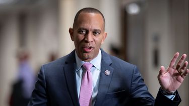 El presidente del bloque demócrata de la Cámara de Representantes, Hakeem Jeffries, arriba al Capitolio, Washington, miércoles 30 de noviembre de 2022.&nbsp;