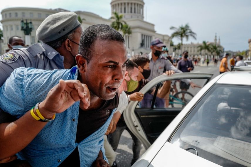 Un hombre es arrestado por la policía del régimen de Cuba, mientras protestaba en contra de la dictadura.&nbsp;