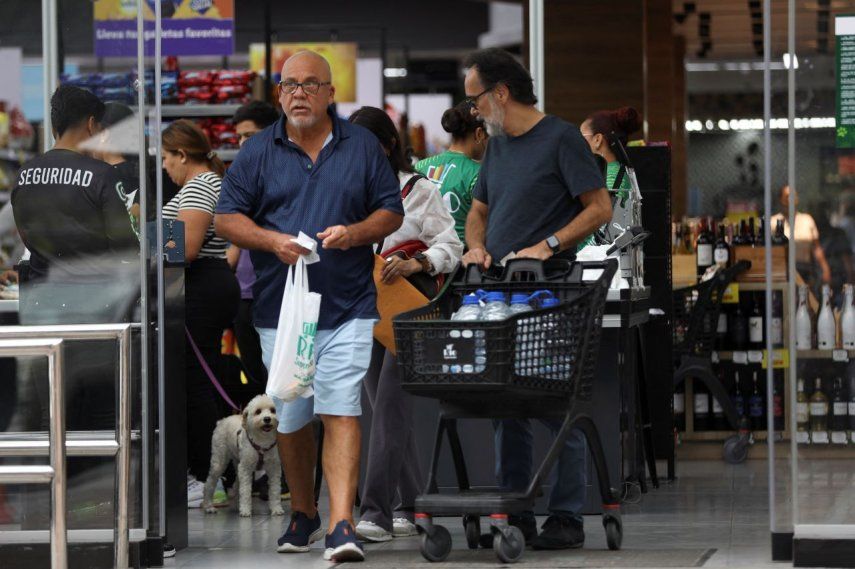 Venezolanos hacen compras de artículos esenciales en un supermercado durante el apagón. Caracas, 30 de agosto de 2024.