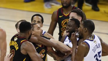 La NBA, tras revsar la jugada, decidió que la falta cometida por Tristan Thompson era&nbsp;flagrante 1.